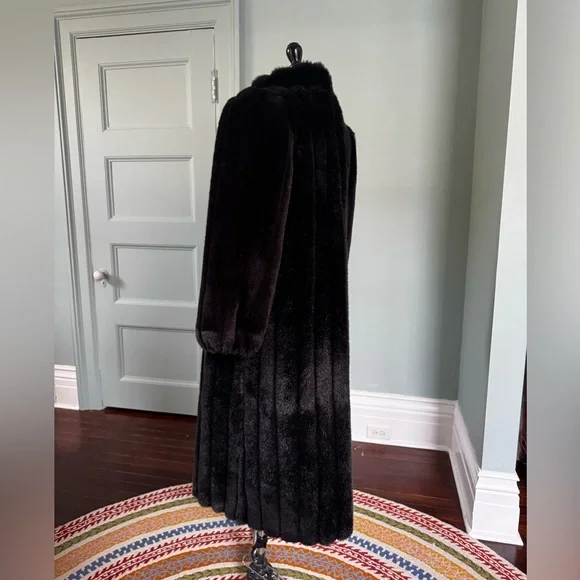 Elegant Black Fur Coat - Picture 1 of 7